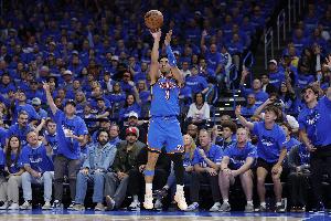 麦凯恩：没料到最后被普拉姆利和比永博撞 队友让我赶紧躲到底角