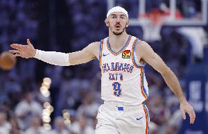 球球拆炸弹！卡鲁索半场5投3中&三分2中1 贡献7分 正负值+7