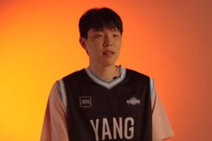 杨瀚森锐评菜鸟赛季：吃饭的必须夯 选秀大会也夯 4罚不中拉完了