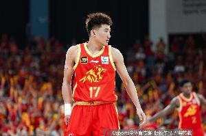 仅替补登场6分40秒！媒体人：孙铭徽上场时间骤降打乱上海部署