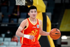 替补时间不多！孙铭徽半场出场6分40秒 2中0得0分&仅有1板1断