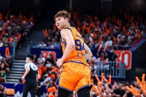 饱受犯规困扰！王哲林7中4仅拿9分5板1助1断1帽 4次犯规