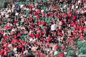 气氛紧张！实拍：河南队替补席与工体国安球迷在比赛中发生小摩擦视频封面